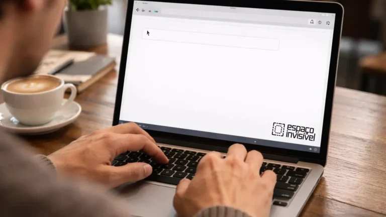 Pessoa digitando em um laptop com campo de texto vazio simulando uma letra invisível